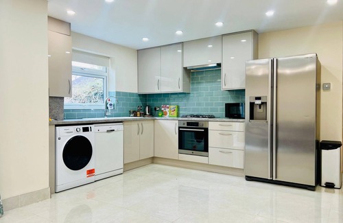 Uxbridge South Apartment | 2 Bedroom Luxury Flat or Appartment near Heathrow with Garden