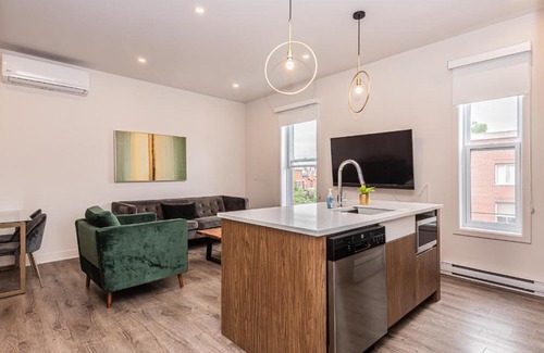 Griffintown Apartment | 2 Bedroom Luxury in the Mile End by Den Stays