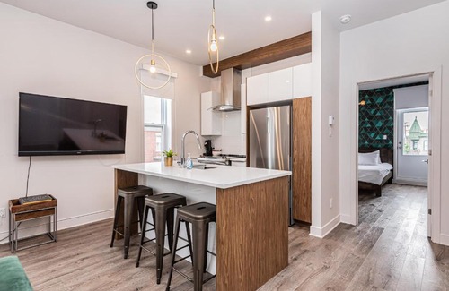 Griffintown Apartment | 2 Bedroom Luxury in the Mile End by Den Stays
