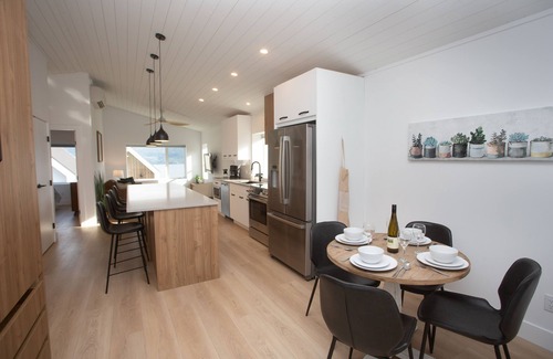 Central Okanagan House | 2 bedroom modern lakeview home near wine trail