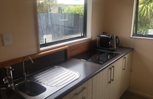 Raglan House | 2 bedroom modern Raglan beach retreat large outdoor deck 200 meters to town