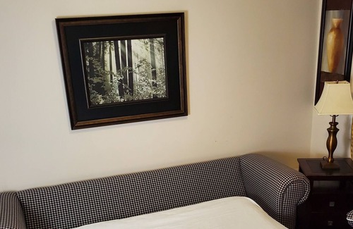Richmond House | 2 Bedroom Plus Den Furnished Suite Sleeps 6