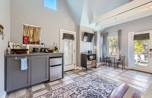 Georgetown House | 2 Bedroom Pool house near downtown Georgetown
