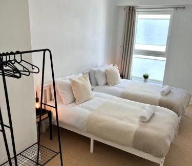 Basingstoke Apartment | 2 Bedroom Serviced Apartment with Free Parking, Wifi & Netflix, Basingstoke