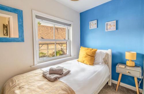 Titchfield House | 2-Bedroom Stylish, Cosy & Bright Cottage, Pet Friendly, Sleeps 5, Titchfield Village - by Blue Puffin Stays