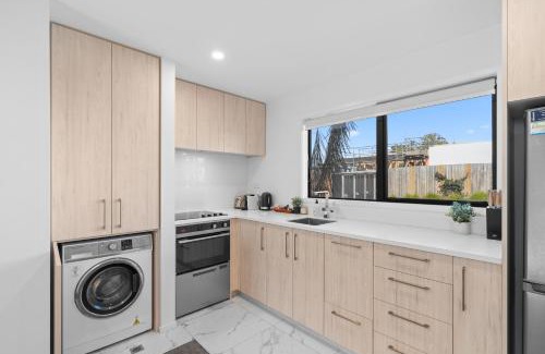 Saint Albans Apartment | 2 bedroom Townhouse in Merivale with free Carpark