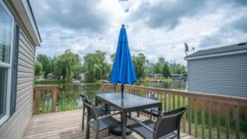 Campbellford House | 2 Bedroom Waterfront Cottage Cedar Point Cres 2