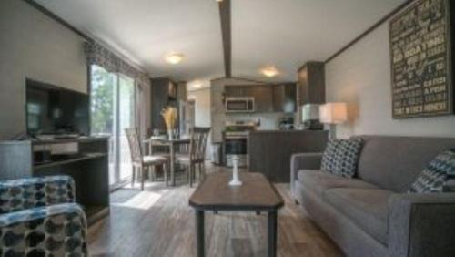 Campbellford House | 2 Bedroom Waterfront Cottage Cedar Point Cres 2