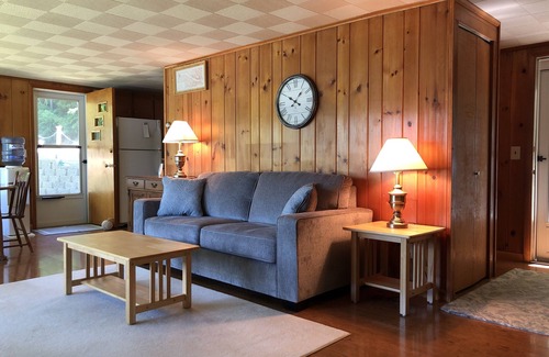 Middlesex Cottage | 2 bedrooms, 1 Queen size sleeper sofa, 1 Bathroom - Sleeps 6