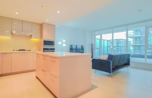 Richmond City Centre Apartment | 2 Bedrooms 2 Bathrooms 1 Den | HUGE Patio | 1200sqft | Free Parking | Lux Condo