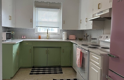 Whitfield House | 2 Bedrooms, Bay WaterViews, Beaches, shops, Marina, fishing, all near by