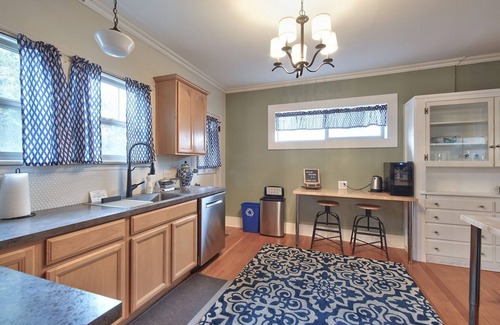 McMinnville House | 2 Blocks to Dining + Tasting Rooms