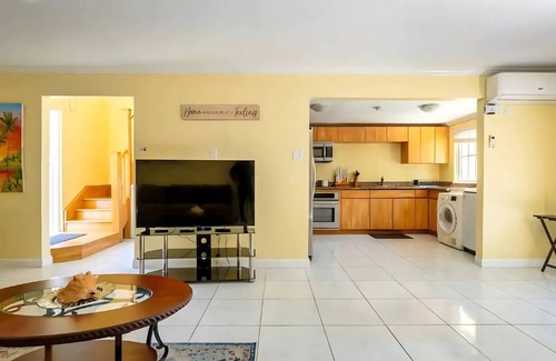 Orange Bay House | 2-Br, 2.5 bath with Wi-Fi, AC, Pool