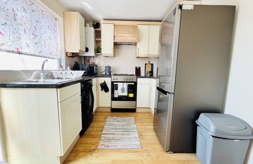 Whittington House | 2 BR Home, garden, free parkng | colindale tube 3-4 mins & centrl london 30 mins