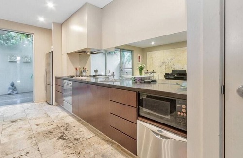 Adelaide Central Business District House | 2 BR Townhouse + Parking In Central Adelaide