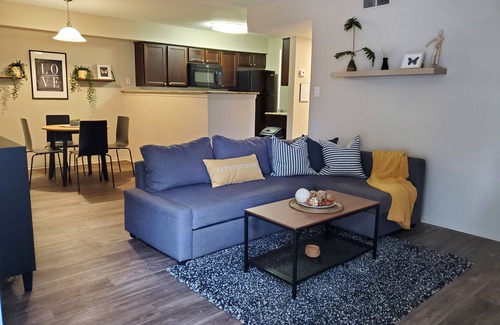 Lombard Condo | 2 BR W/Washer Dryer, Fireplace, Close To It All, Monthly Stays Welcome