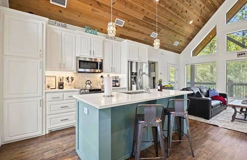 Broken Bow Cabin | 2 Cabins | Hot Tubs | Game Room | Pet-Friendly