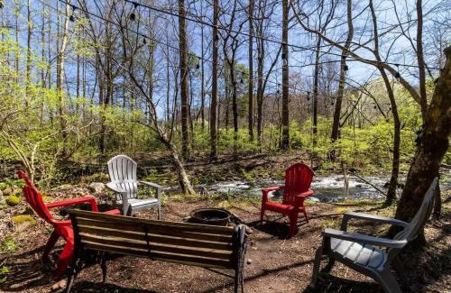 Rocky Grove House | 2 Cabins side by side - Sleeps 9 Perfect for 2 fa