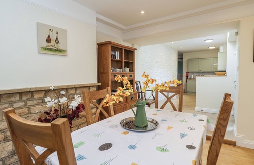 Chipping Norton Cottage | 2 CHURCH STREET, pet friendly, with open fire in Chipping Norton