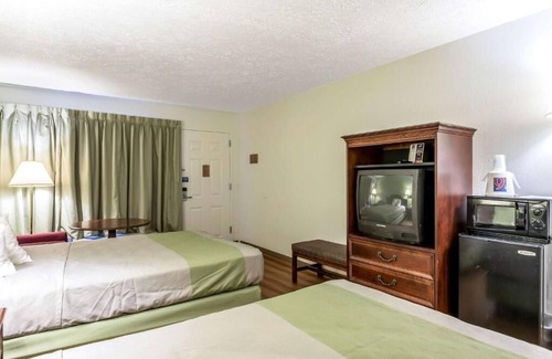 Edgewood Hotel | 2 Comfortable Rooms w/Grab-and-Go Breakfast & Nearby Edgewood Attractions