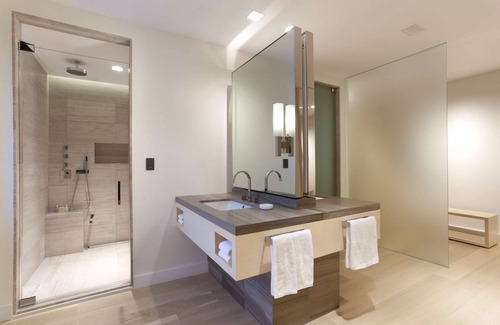 Midtown East Hotel | 2 Connecting Suites at a 4⭐️ Hotel