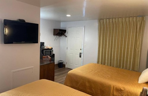 North Tonawanda Hotel | 2 Double Beds Stay for Family Fun! Scottish Inns, Parking, Near Niagara Falls