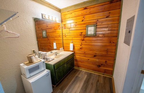 Buchanan House | 2 Full and 1 Twin Beds Room