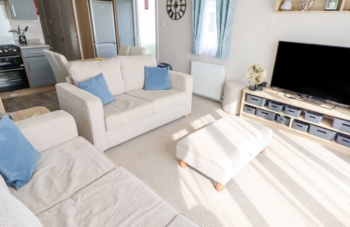 Tattershall Cottage | 2 KESTREL CLOSE, pet friendly, with hot tub in Tattershall