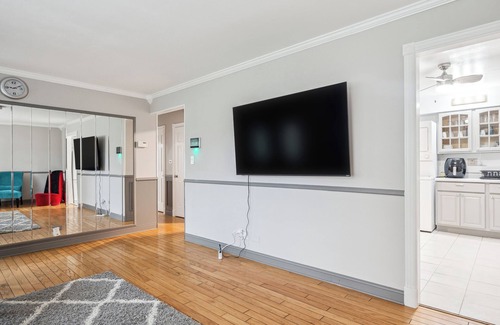 Elmhurst House | 2 King Bdrms 1 Queen Bdrm! 20 minutes to O'Hare Airport. Parks and shopping!