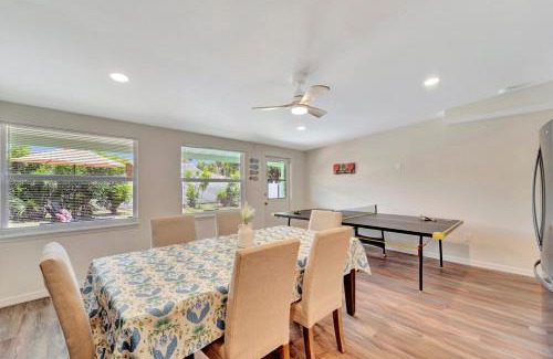 Venice Gardens House | 2 Kitchens, Pool, Ping Pong, Corn Hole, BBQ