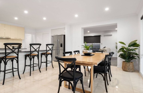 Yarrawonga House | 2 Luton attention skiers, golfers and families
