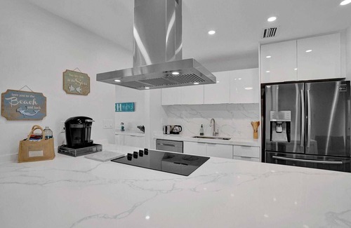Plantation House | 2 Luxury homes w/heated pool, 6 bedrooms, Fire pits, 15 min to FLL & the Beach