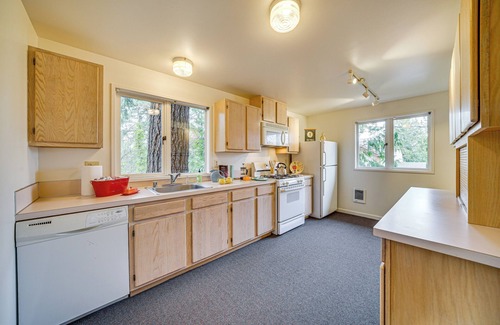 Seattle Metro Area Apartment | 2 Mi to Burien: Peaceful Studio w/Deck!