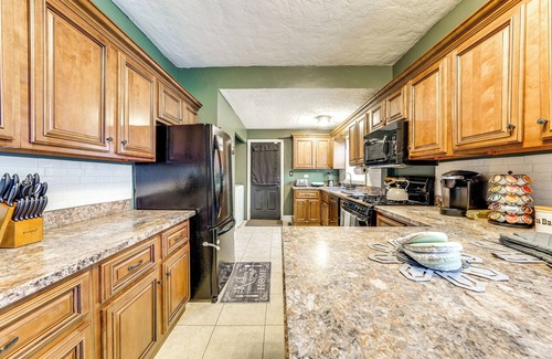 Joliet Apartment | 2 Mi to Dtwn: Spacious Apartment in Joliet
