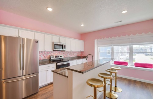 Bettendorf House | 2 Mi to TBK Bank Sports Complex: Townhome w/Patio