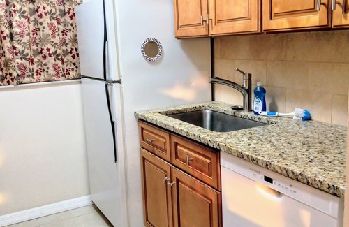 Gulf Gate Estates Condo | 2 Miles to Siesta Key. Updated Condo, King beds. Lg Screened Patio.