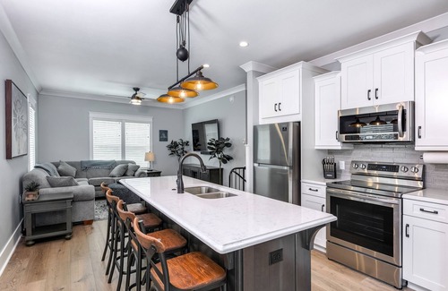 Mount Dora Apartment | 2 min walk to Downtown/KING BED/Golf Cart Rental/Pet Friendly!