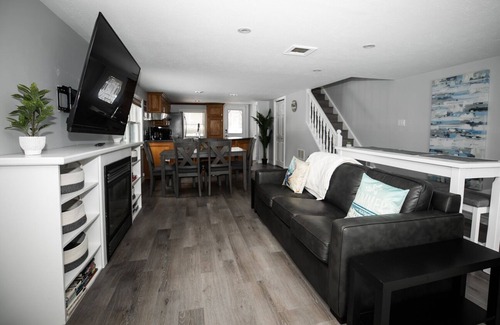 Port Elgin House | 2 Mins to Water, entire house in Port Elgin sleeps 8 and comes with Free Parking