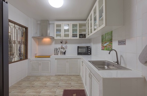 Nana House | 2 minutes walk to Asok BTS/MRT/Terminal 21 Sukhumvit 19. Best Location in BKK!