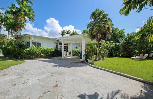 Sunset Crest House | 2 minute walk to Beach & Pool - Casual 2-Bed House home by Bluescape