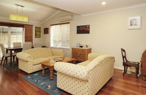 Embleton House | 2 Minutes to Morley Galleria 3BR 2 BTH