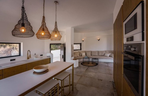 Maragas Villa | 2 minutes walk from the Beach, jacuzzi and infinity pool