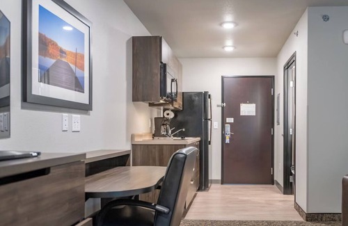 Mitchell Hotel | 2 Modern Suites with Fully Equipped Kitchen Near Mitchell Prehistoric Village