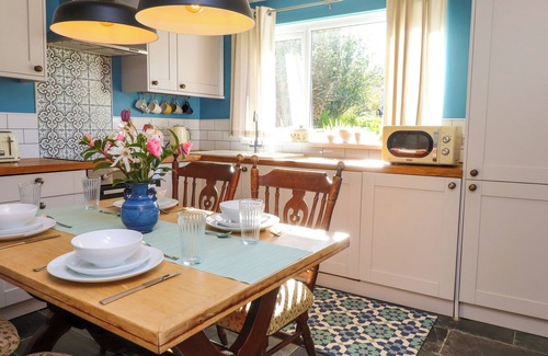 Llanllyfni Cottage | 2 PANT Y CELYN, pet friendly, character holiday cottage in Llanllyfni