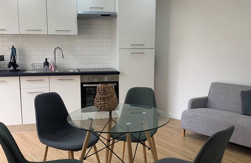 Viarmes Apartment | 2-person apartment, not overlooked, near train station, with terrace and private Jacuzzi