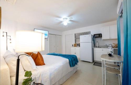 Lake Worth Apartment | 2 PPL 5 mins to Golf Courses Patio Pets BBQ
