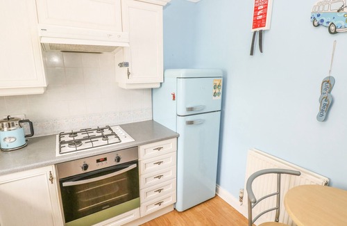 Saundersfoot Cottage | 2 PRIMROSE COTTAGE, pet friendly, with a garden in Saundersfoot