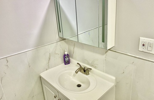 Westbury House | 2 Queen Beds, full kitchen, and wireless phone chargers in a cozy, spacious apt