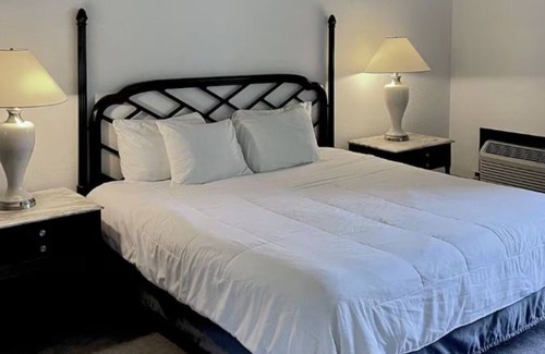 Bay City Hotel | 2 Relaxing Family-Friendly Bay Valley Rooms – Golf, Pool & Scenic Trails