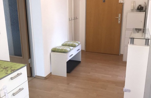 Nikolassee Condo | 2-room apartment in Berlin-Zehlendorf, in close proximity to Schlachtensee.